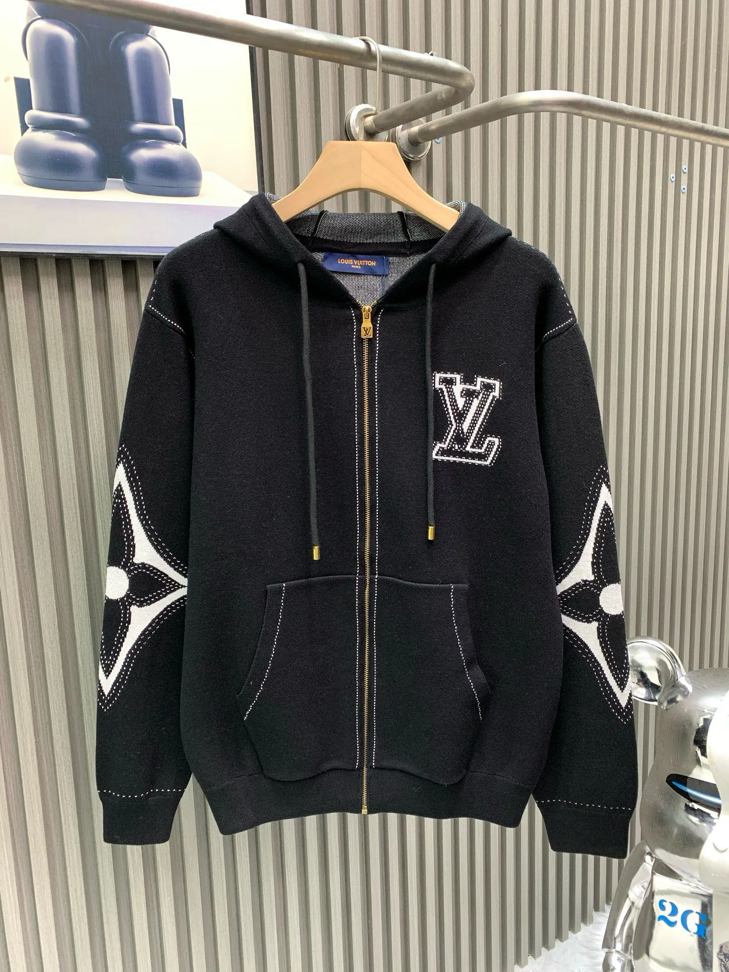 🅿️560 🀄️ Louis Vuitton Louis Vuitton lv intarsia pattern knitted zipper hoodie jacket. It is fashionable and practical and enhances the identity. The trend of low-key luxury, regardless of the occasion and age. Casual fashionable age-reducing artifact, fully showing the charm of fashion and luxury. Fiber cotton yarn texture, made of Stoll CNC fine knitting. It is delicate and soft and has good warmth. It is not tight at all when worn next to the body. Suitable to be worn alone or as an inner layer. The monogram intarsia flower pattern with needlework stitches exudes charming fashion charm. The black and white color matching reflects the perfect contrasting design. It is avant-garde and full of trendy beauty. The overall beauty is unquestionable. The inscribed zipper placket and dotted line design create an open-line look. The edges of the ribbed cuffs and hem are neat and detailed. Many details of the design will be visible at a glance. Can be worn with couples in the same style for both men and women.